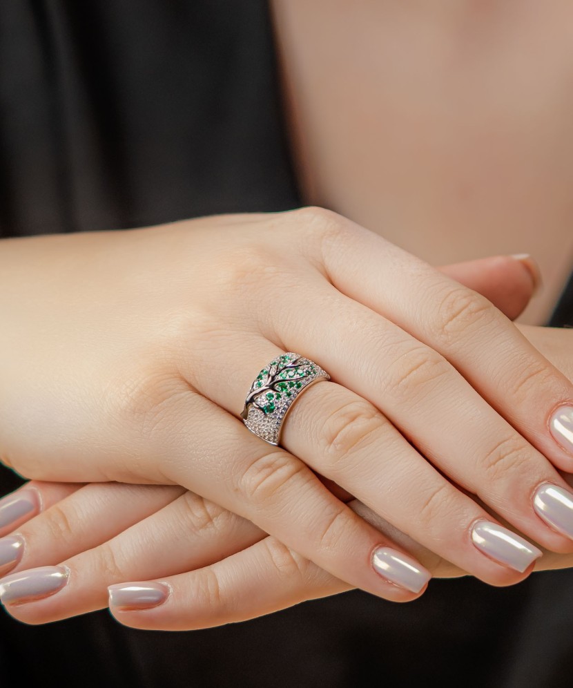 Hõbesõrmus tsirkoonidega