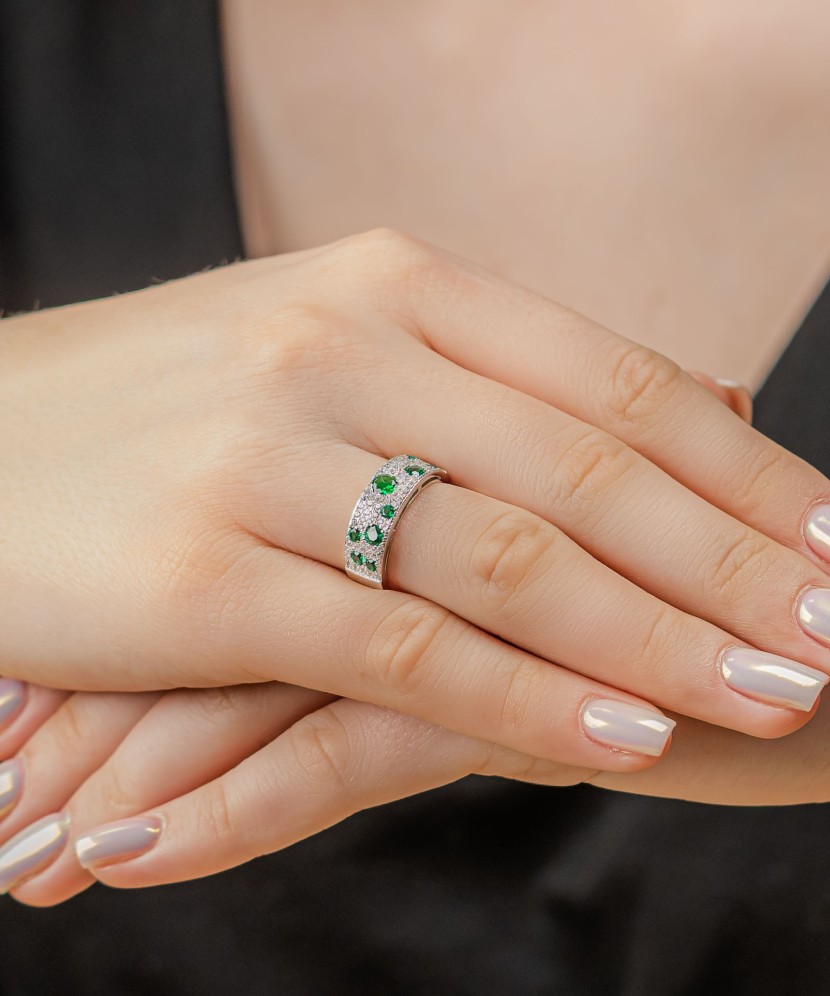 Hõbesõrmus tsirkoonidega ja spinelliga