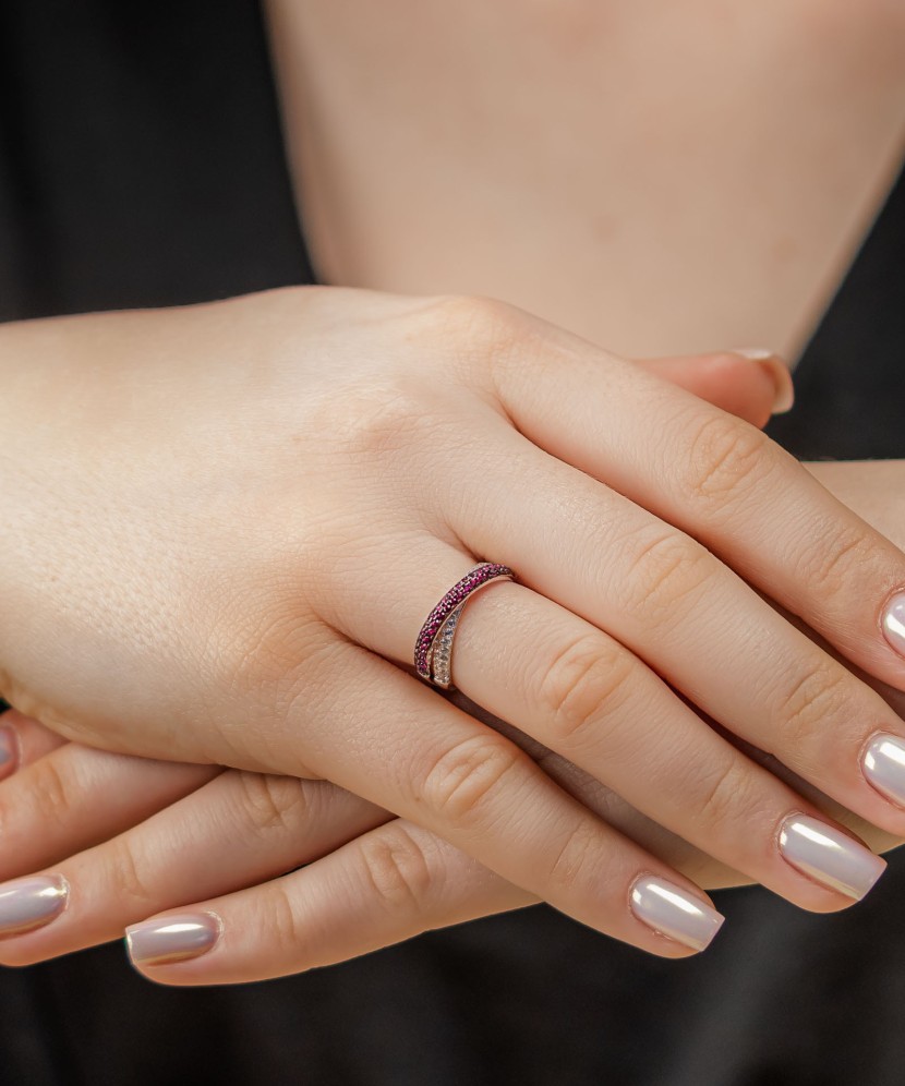 Hõbesõrmus tsirkoonide ja nanorubiiniga