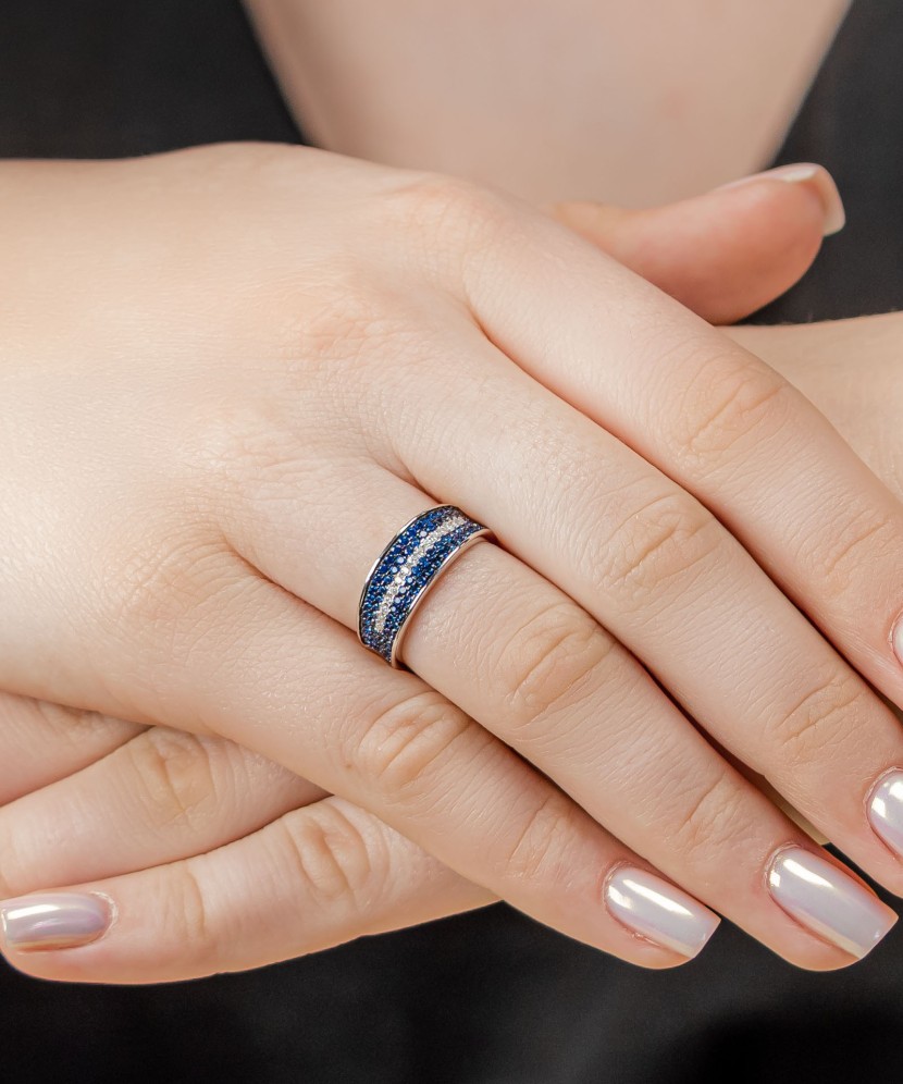 Hõbesõrmus tsirkoonidega