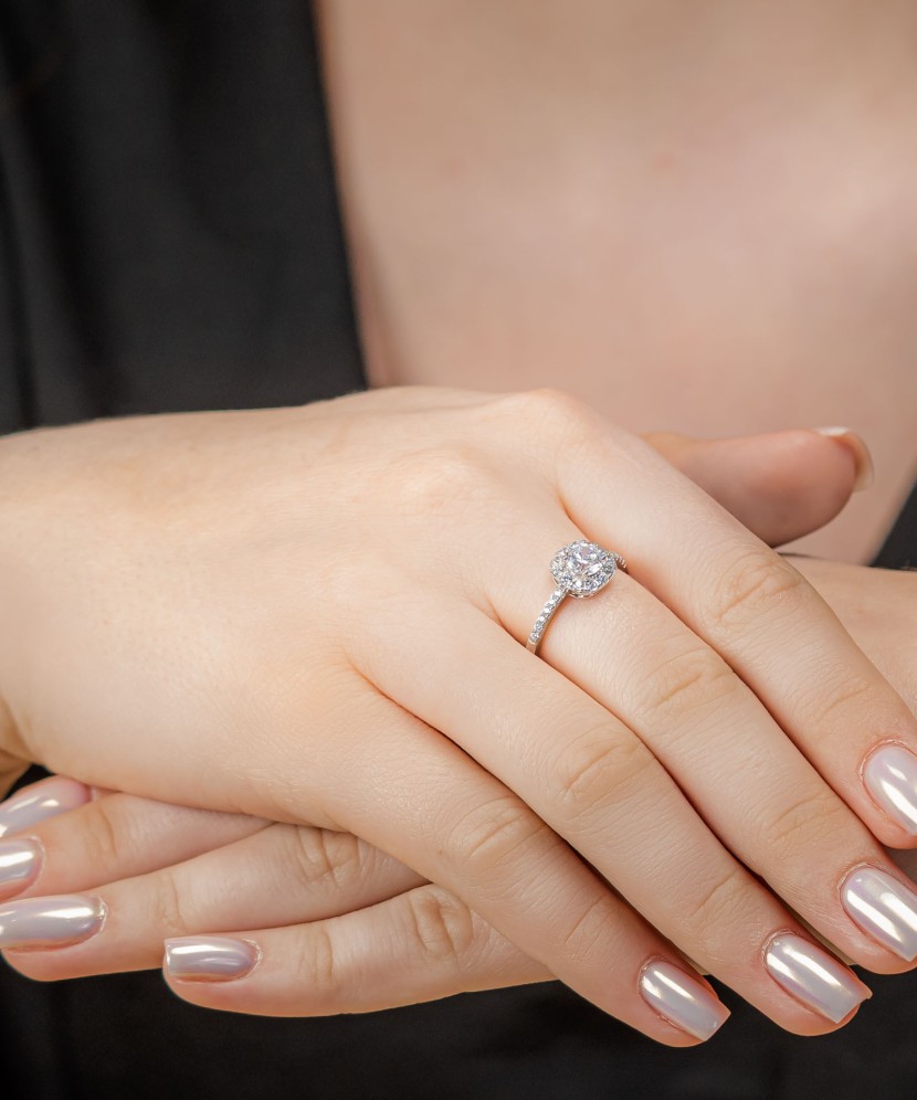 Hõbesõrmus tsirkoonidega