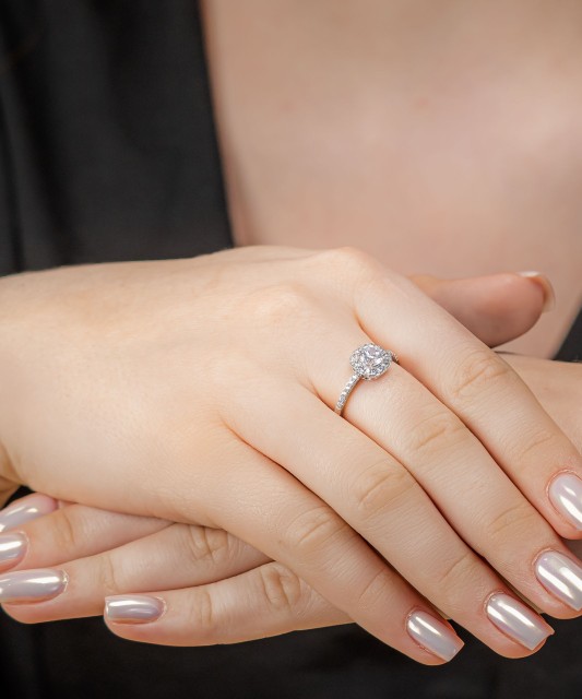 Hõbesõrmus tsirkoonidega