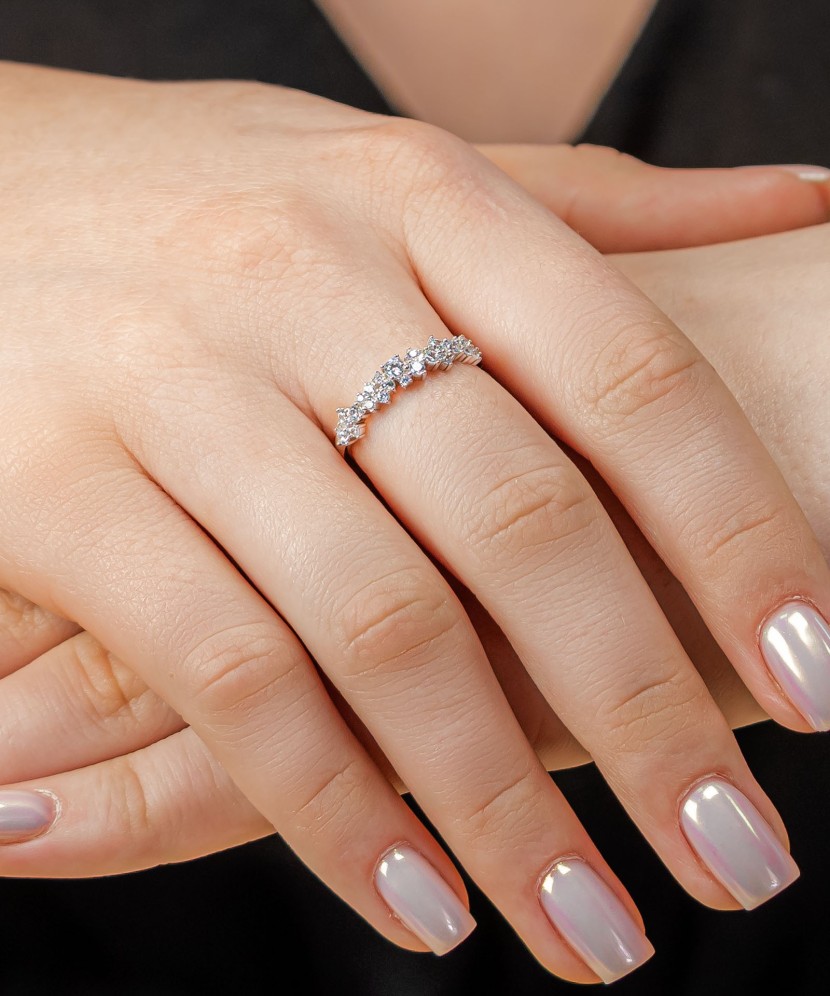 Hõbesõrmus tsirkoonidega