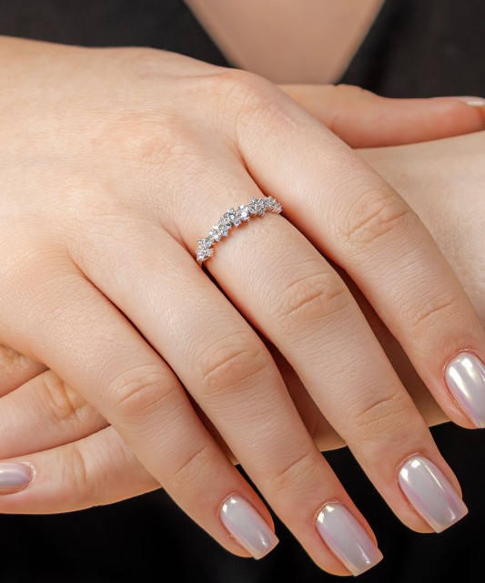 Hõbesõrmus tsirkoonidega