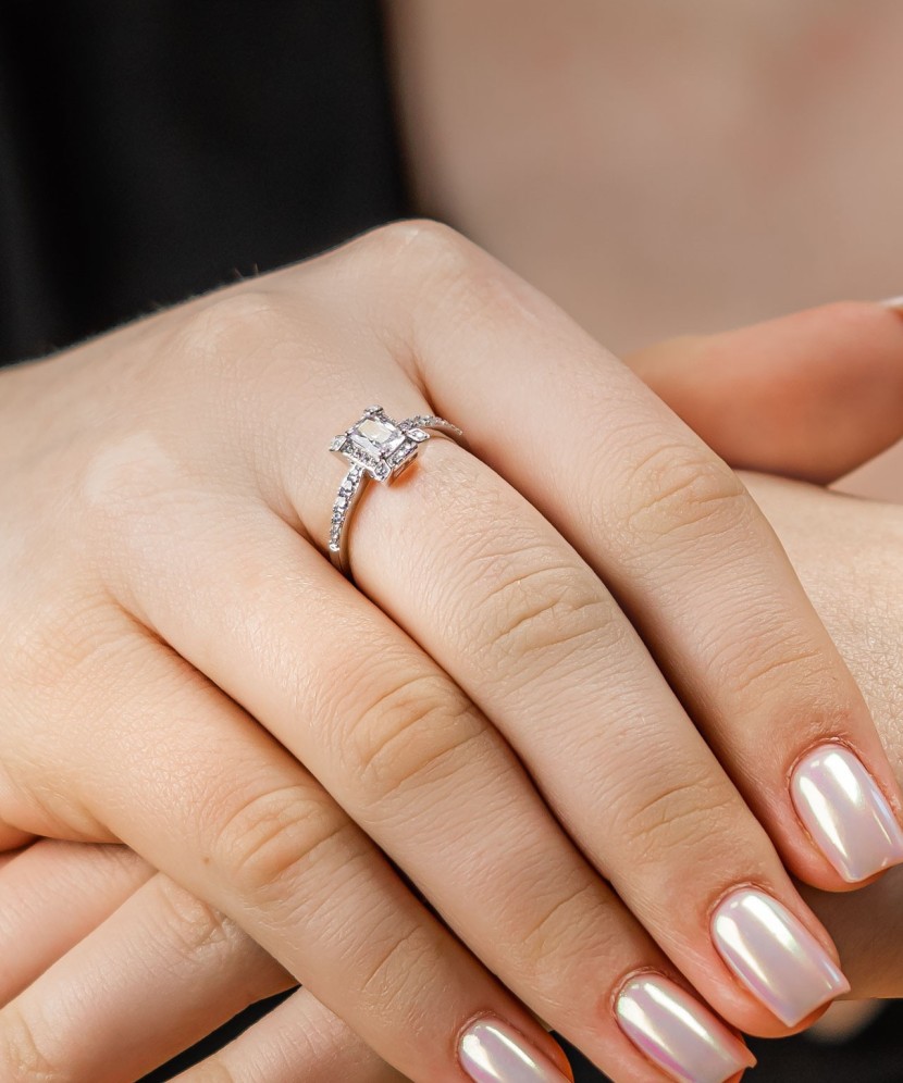 Hõbesõrmus tsirkoonidega