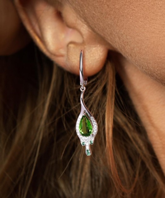 Hõbedast kõrvarõngad tsirkoonide ja spinellidega