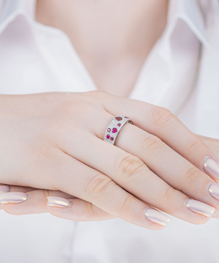 Hõbesõrmus tsirkoonide ja nanorubiiniga