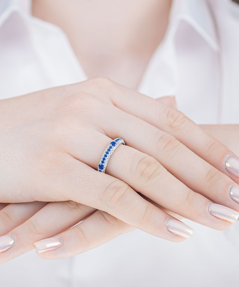 Hõbesõrmus tsirkoonidega