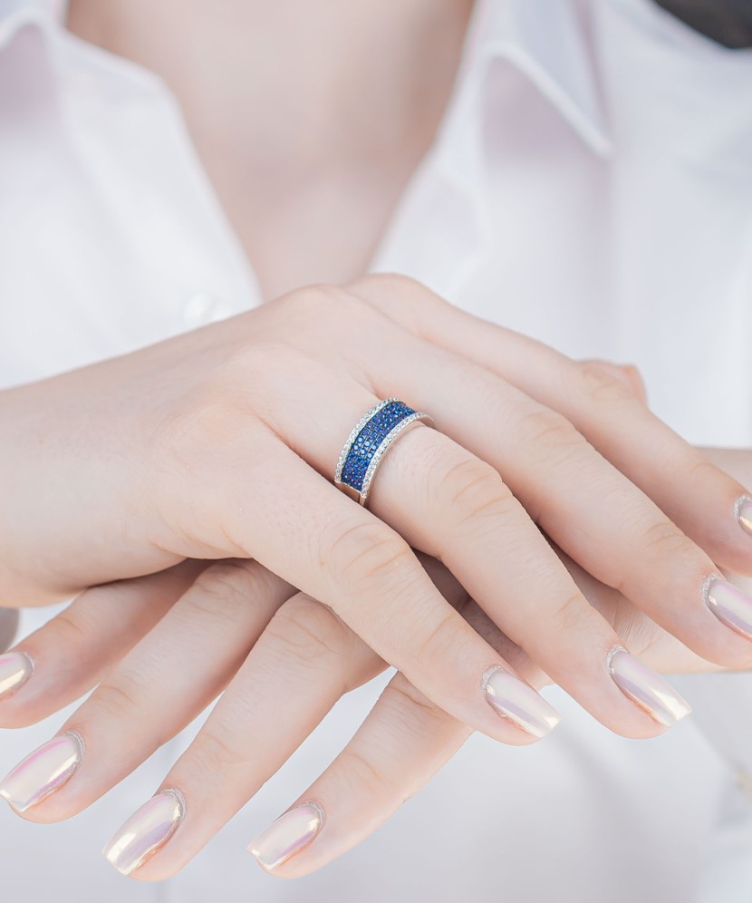 Hõbesõrmus tsirkoonidega