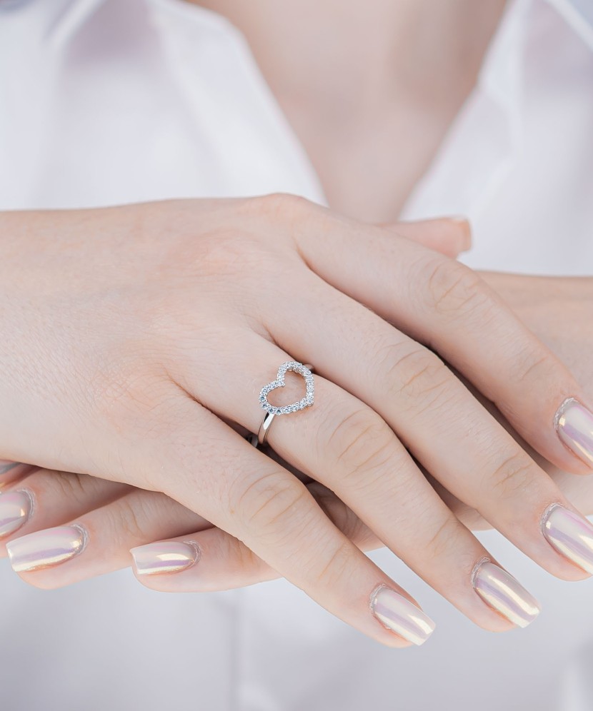 Hõbesõrmus tsirkoonidega