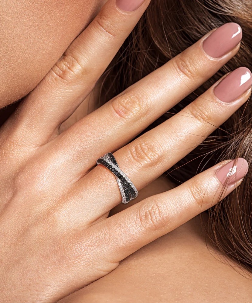 Серебряное кольцо со шпинелями и цирконами