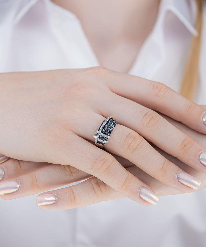 Hõbesõrmus tsirkoonidega ja spinelliga