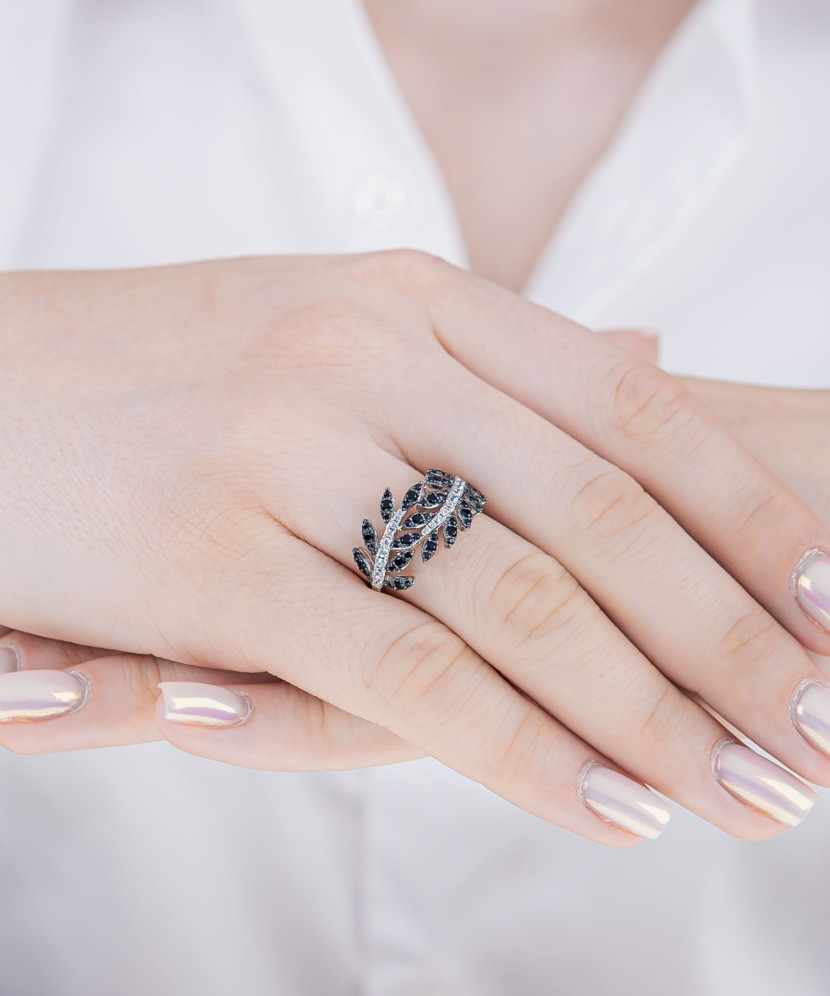 Hõbesõrmus tsirkoonidega ja spinelliga