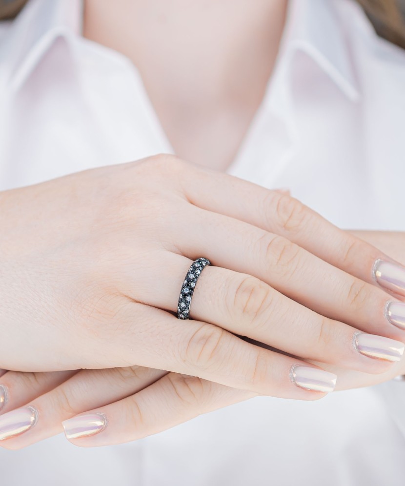 Hõbesõrmus tsirkoonidega ja spinelliga