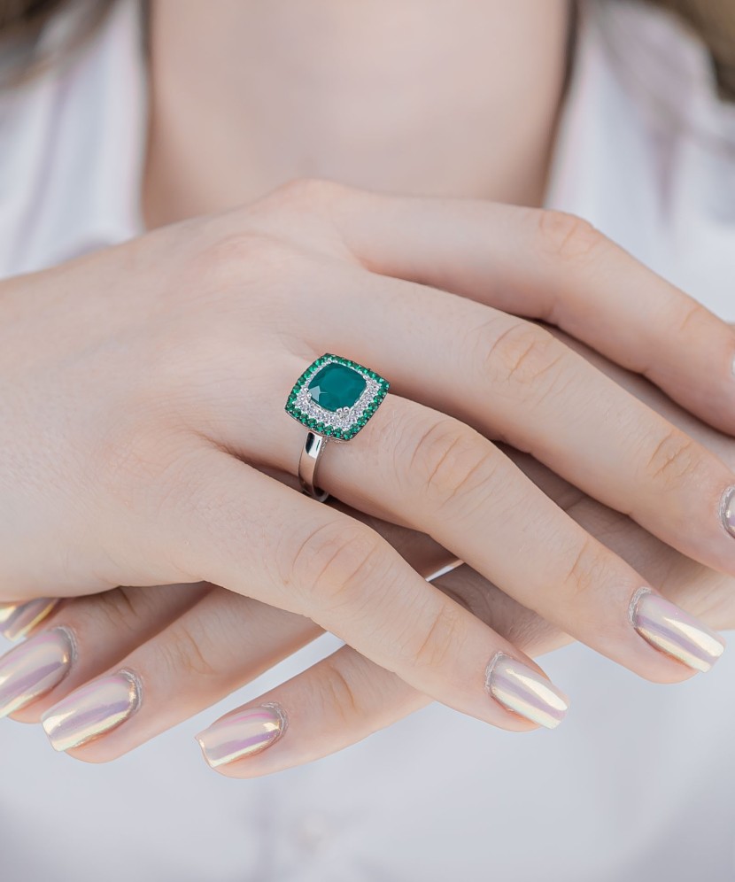 Hõbesõrmus tsirkoonidega ja spinelliga