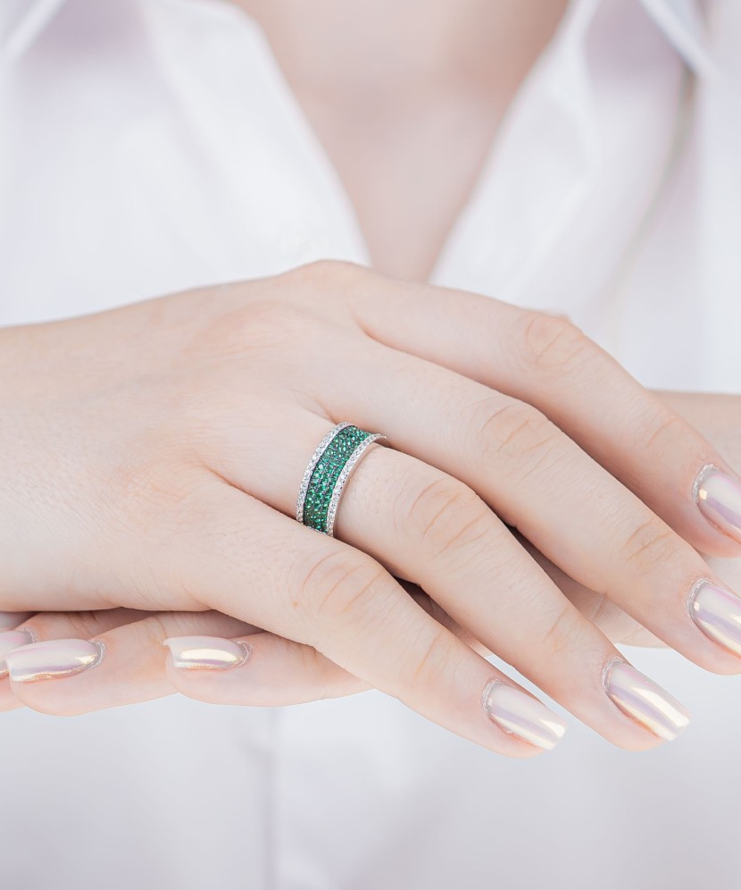 Hõbesõrmus tsirkoonidega ja spinelliga