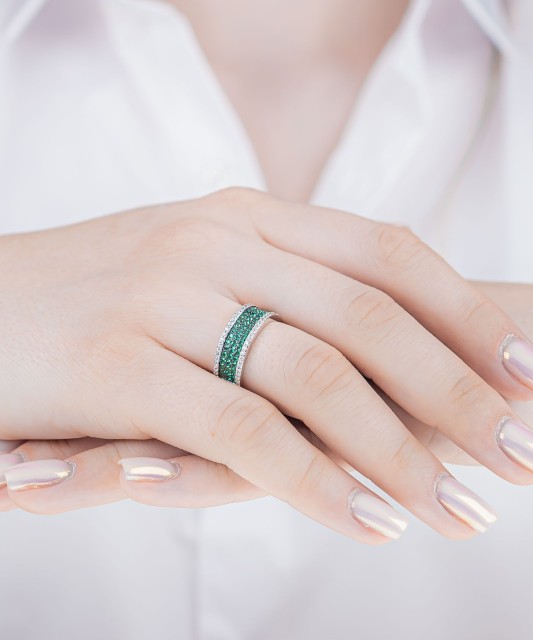 Серебряное кольцо со шпинелями и цирконами