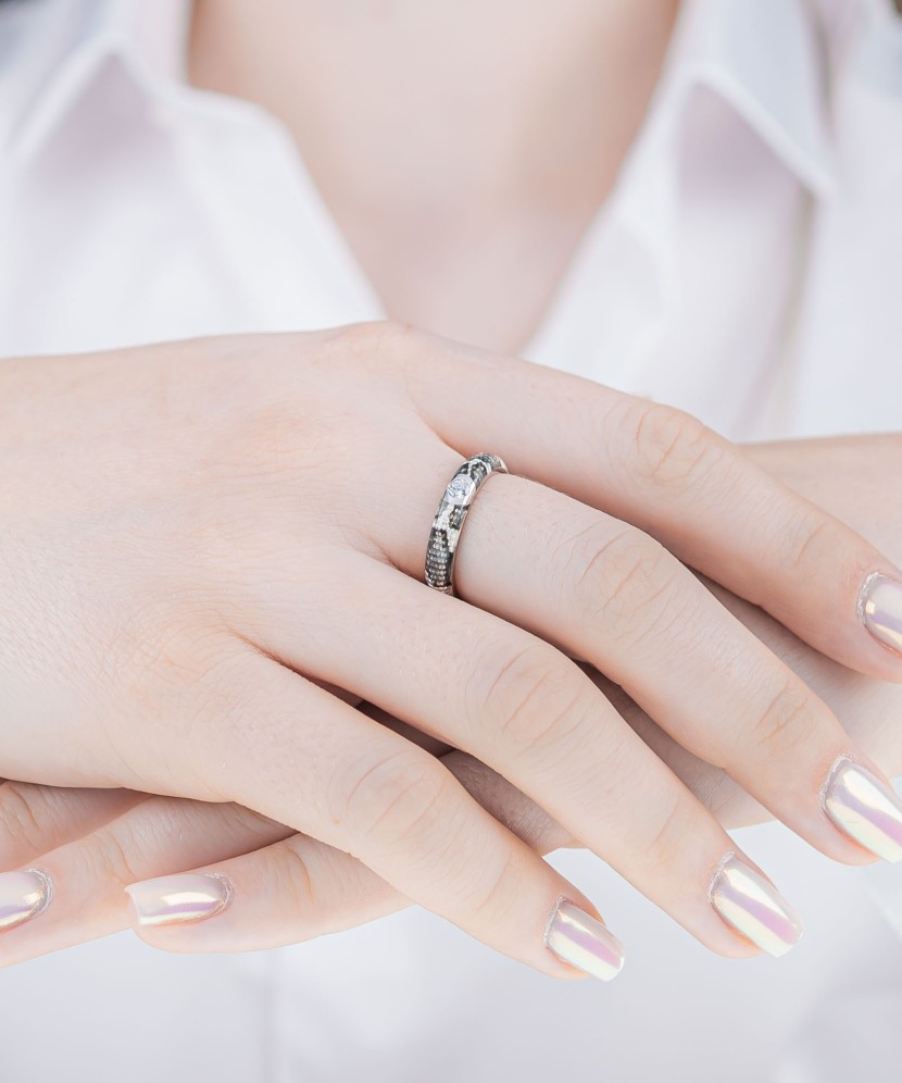 Hõbesõrmus emailiga ja tsirkooniga