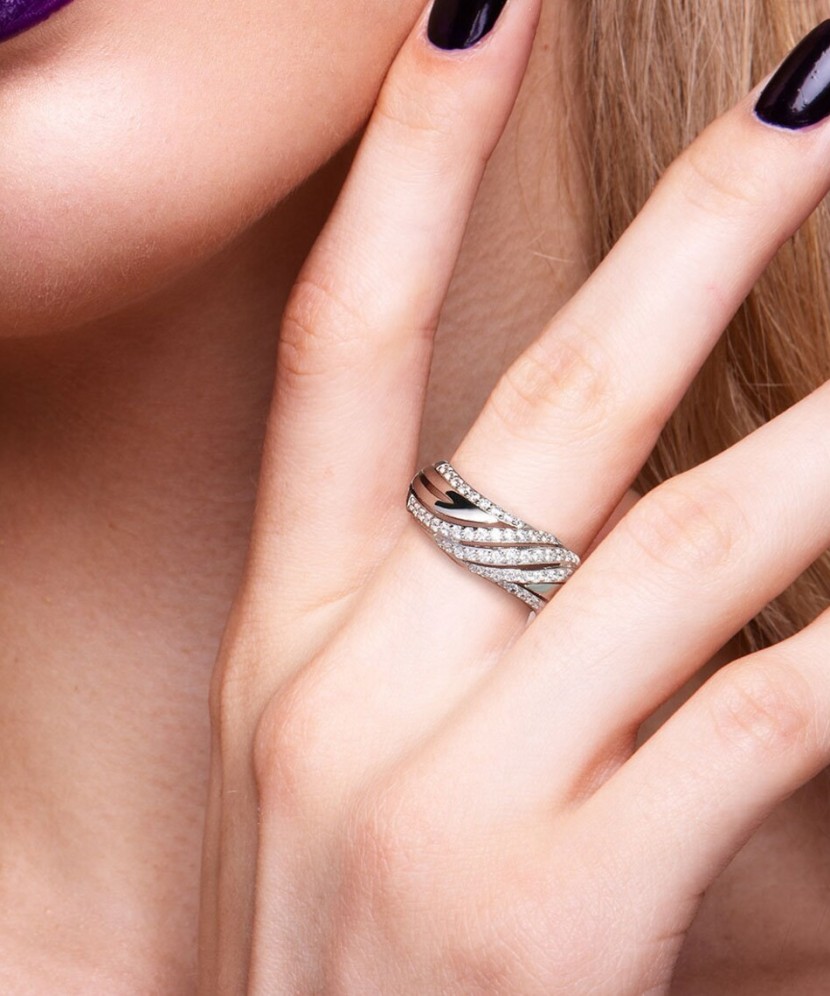 Hõbesõrmus tsirkoonidega