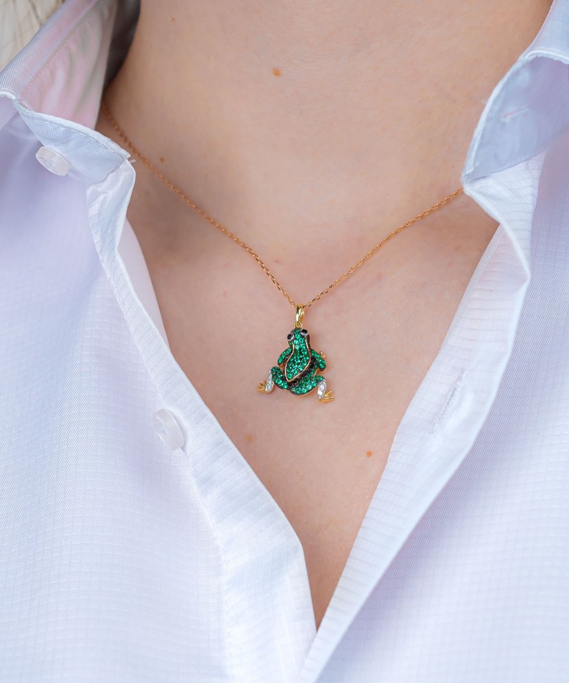 Kullatud hõbedast ripats tsirkoonidega ja spinellid "Konn"