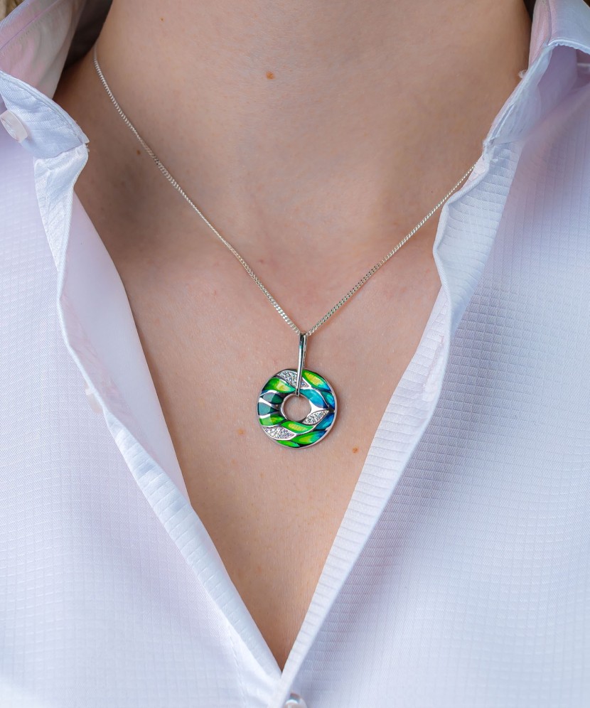 Hõbedast ripats tsirkoonidega ja emailiga