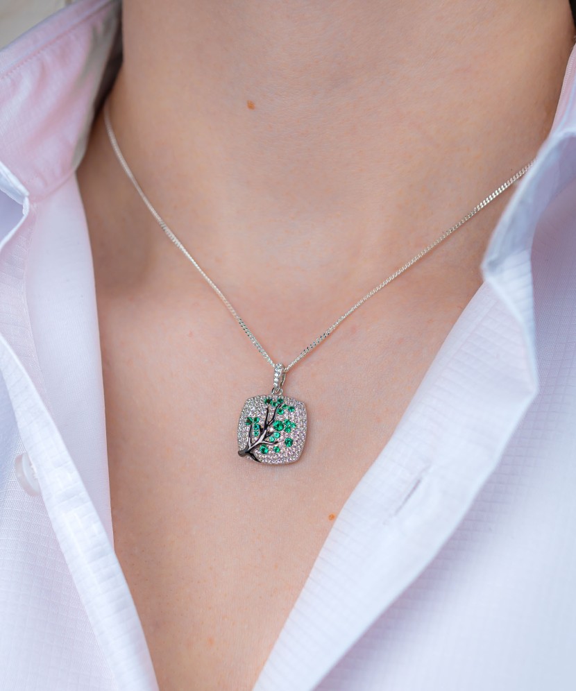 Hõbedast ripats tsirkoonidega ja spinellid