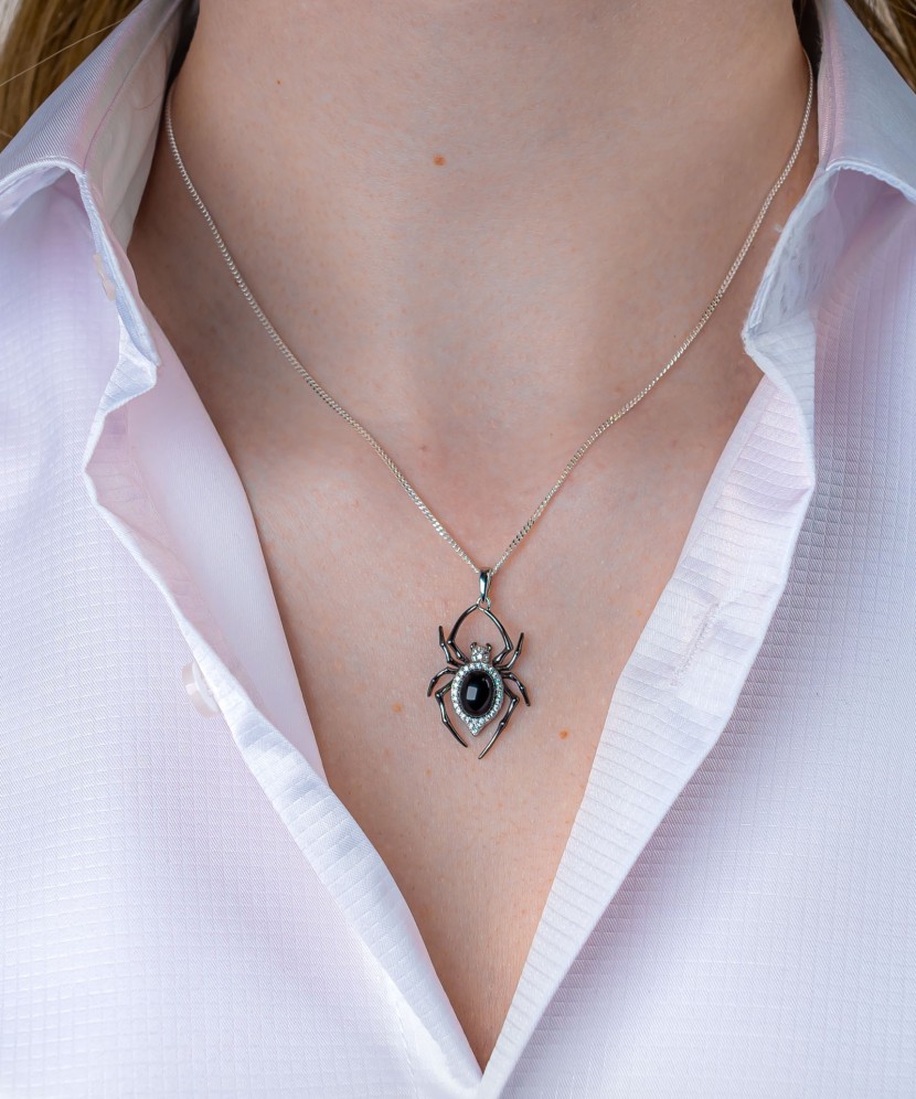 Hõbedast ripats ahhaadi ja tsirkoonidega "ämblik"