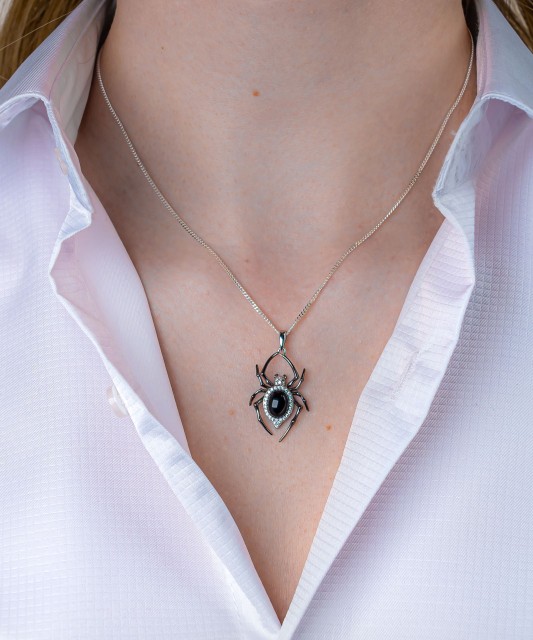 Hõbedast ripats ahhaadi ja tsirkoonidega "ämblik"