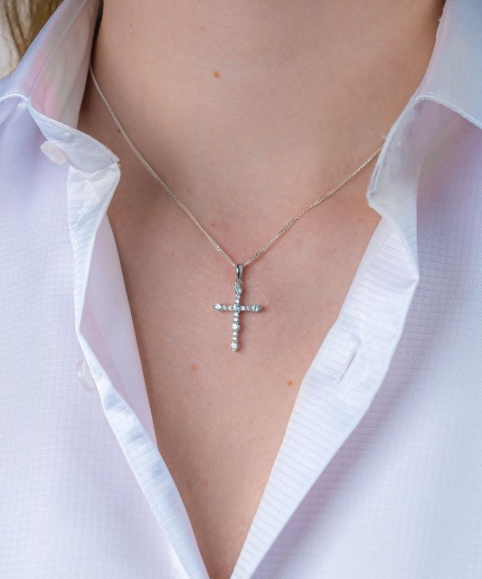 Hõbedast ripats tsirkoonidega "Rist"