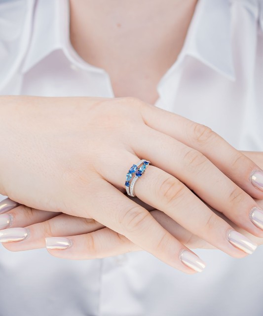 Hõbesõrmus tsirkoonidega