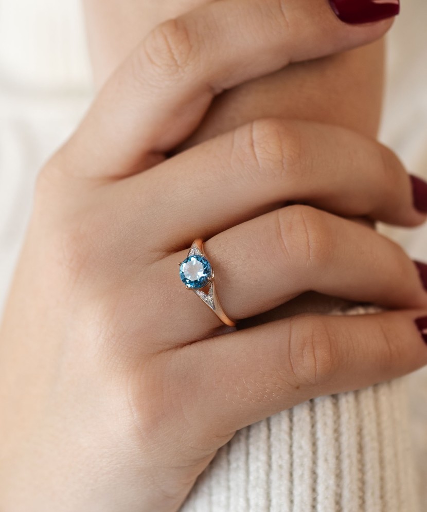 Кольцо из золота с топазом и бриллиантами