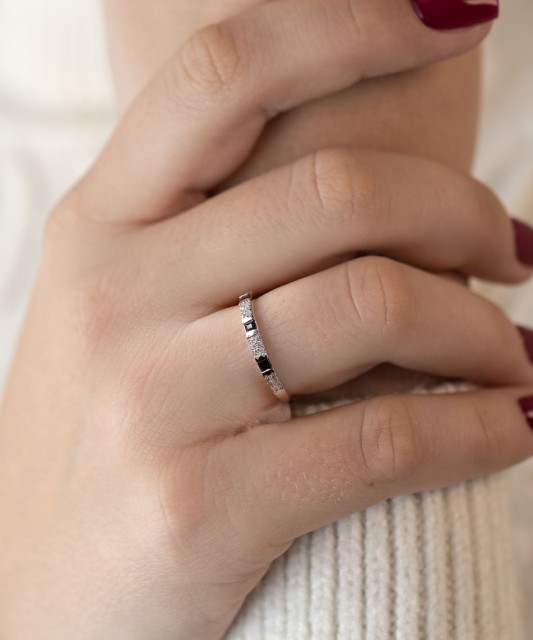 Valgest kullast sõrmus safiiri ja teemantidega