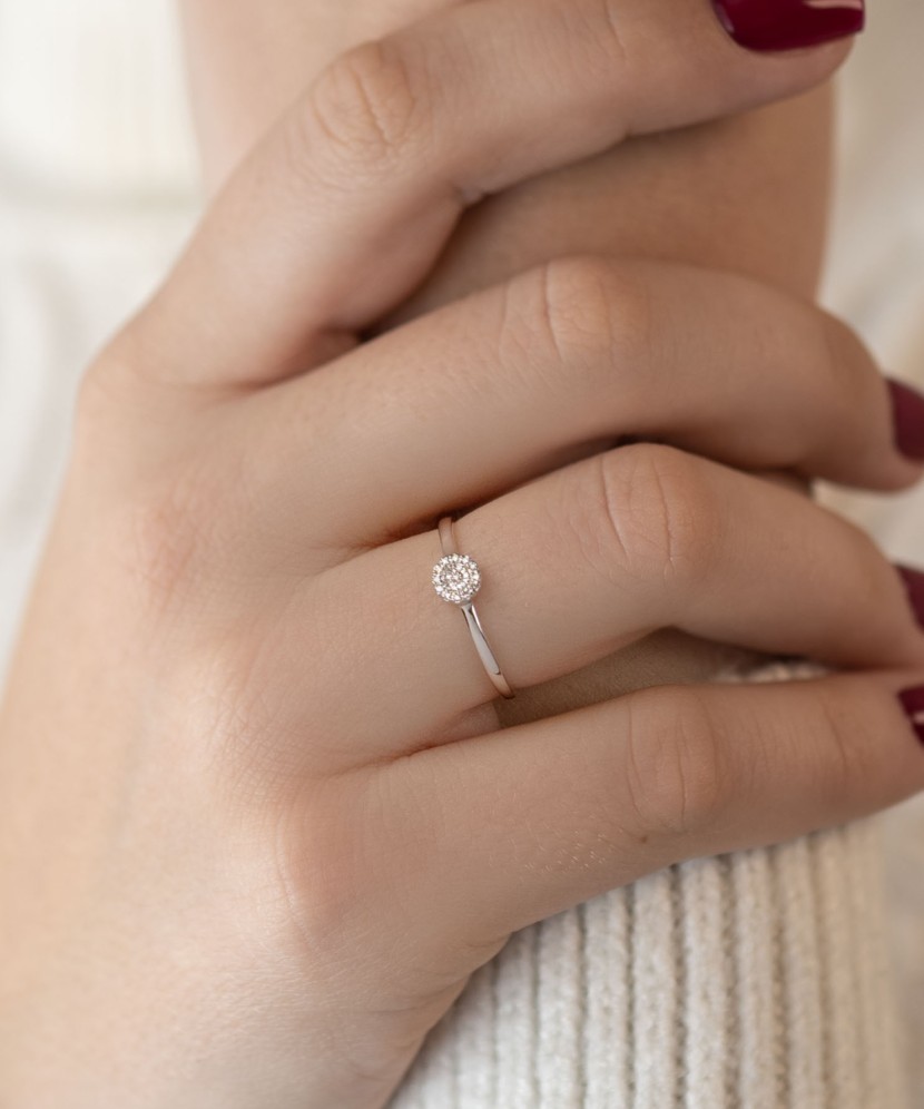 Valgest kullast sõrmus teemantidega