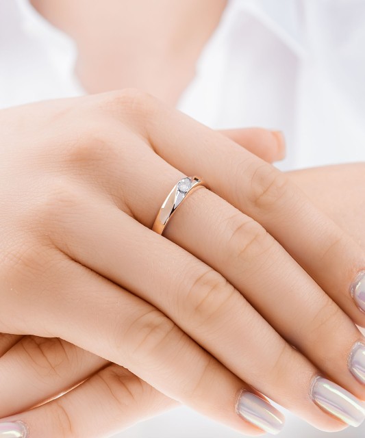 Кольцо из золота с бриллиантом