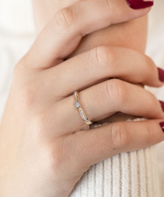 Kollane Kuldne Teemantidega Sörmus