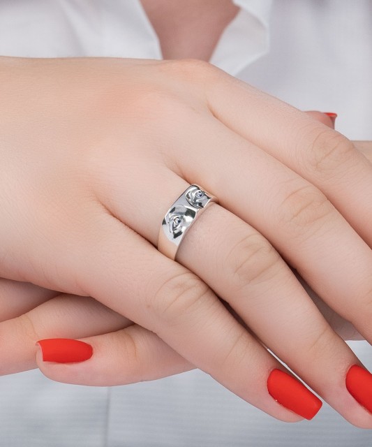 Hõbesõrmus tsirkoonidega