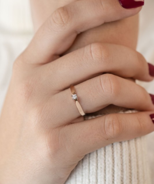 Kultasormus timantilla