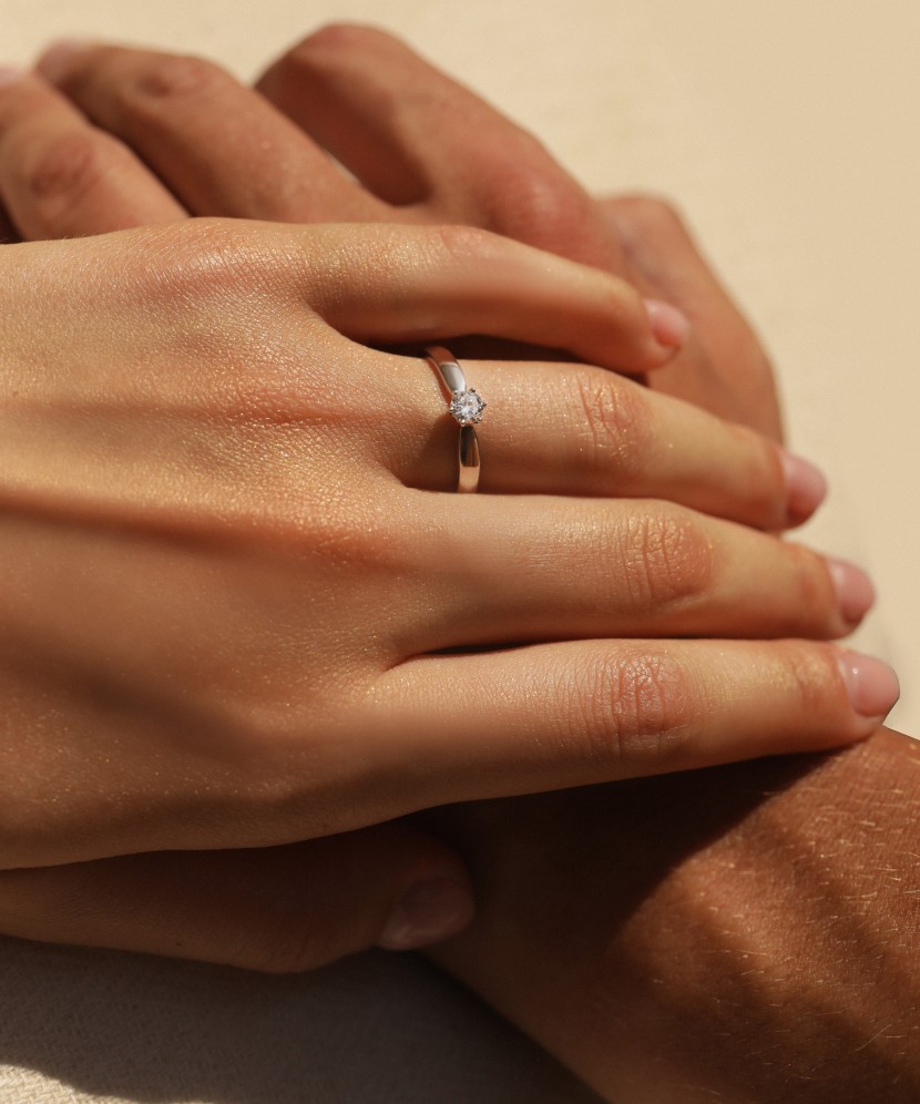 Kultasormus timantilla