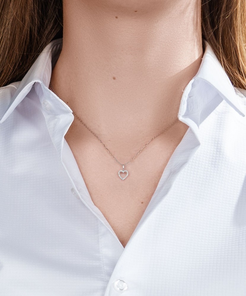 Valgest kullast ripats teemantidega "Süda"