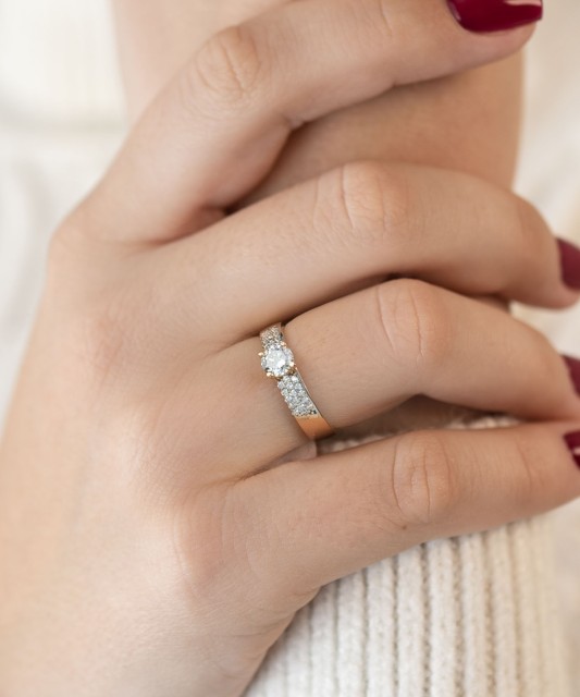 Kuldsõrmus tsirkoonidega