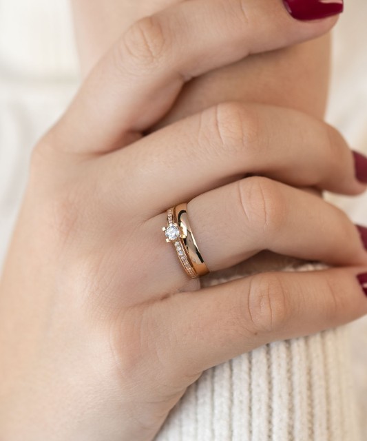 Kuldsõrmus tsirkoonidega