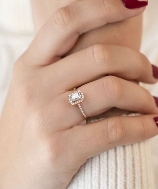 Kuldsõrmus tsirkoonidega