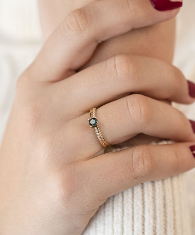 Kuldsõrmus tsirkoonidega