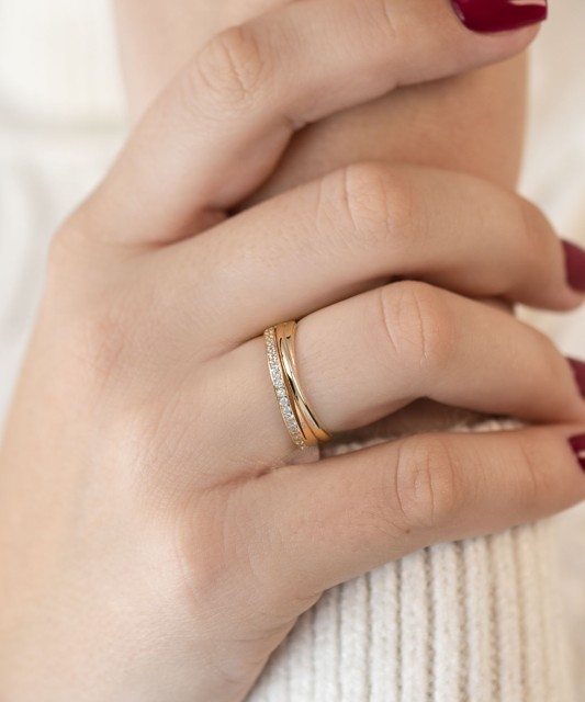 Kuldsõrmus tsirkoonidega