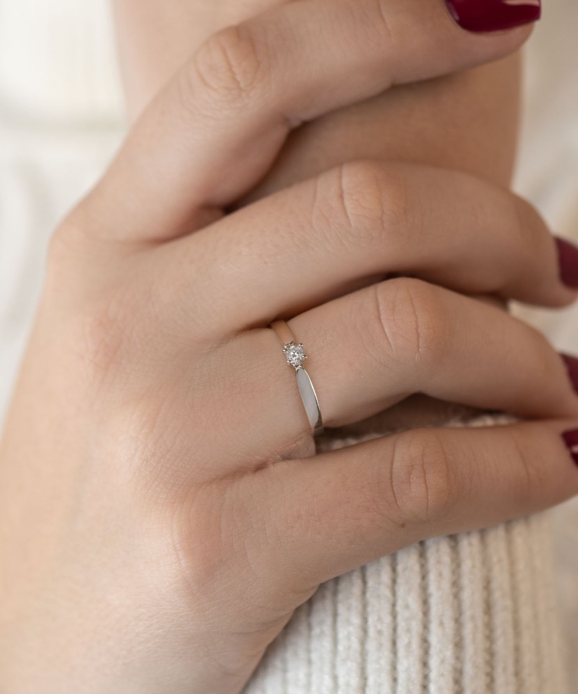 Kultasormus timantilla