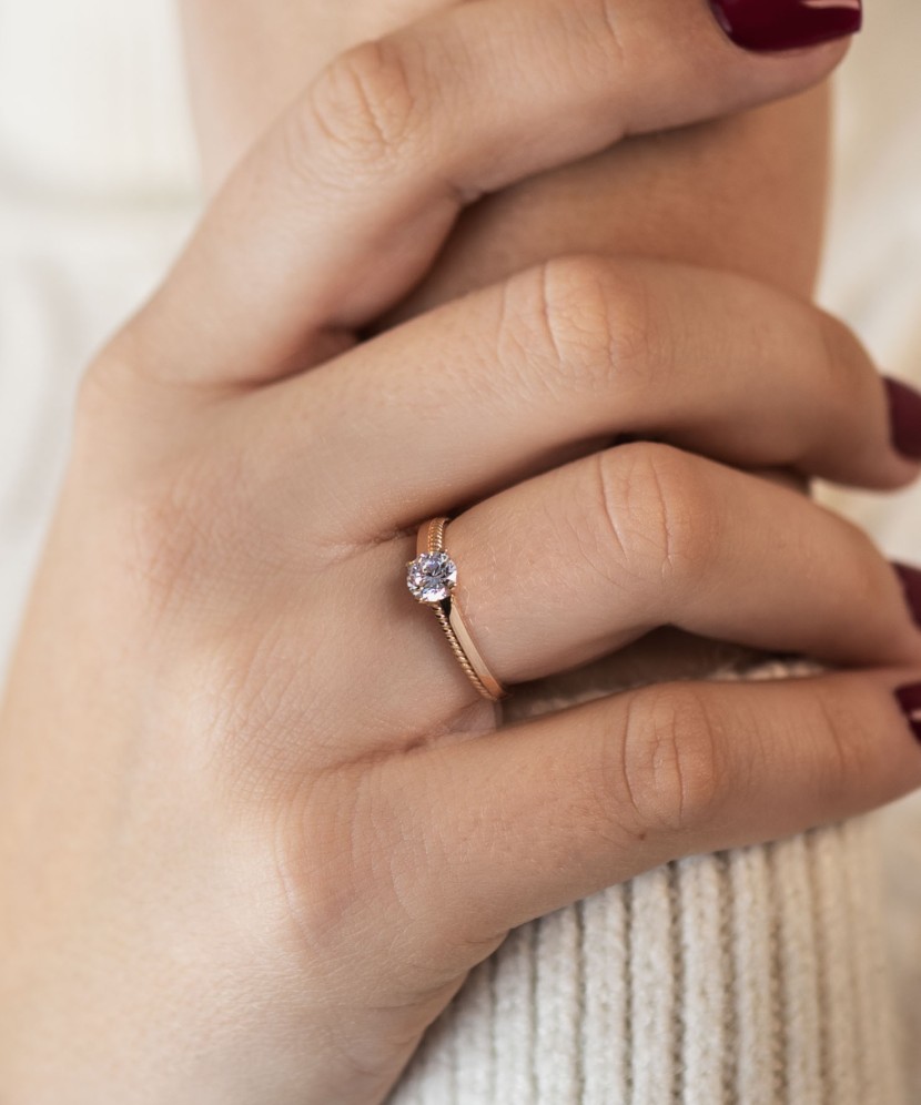 Kuldsõrmus Tsirkoonidega