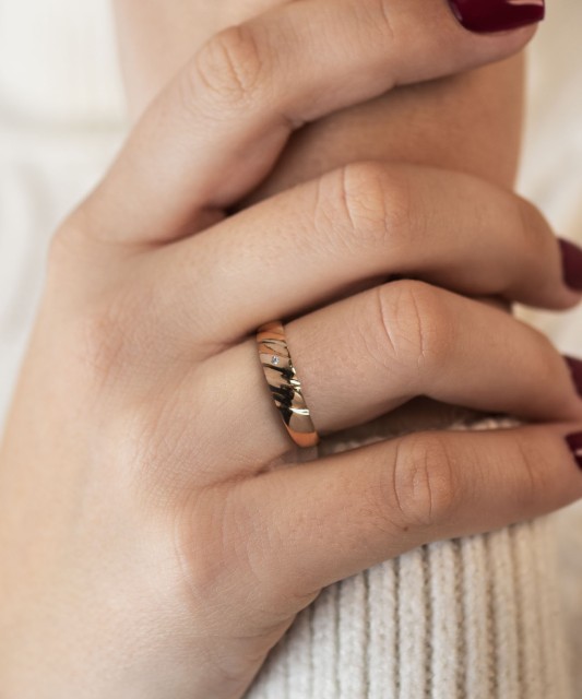 Kuldsõrmus Tsirkoonidega