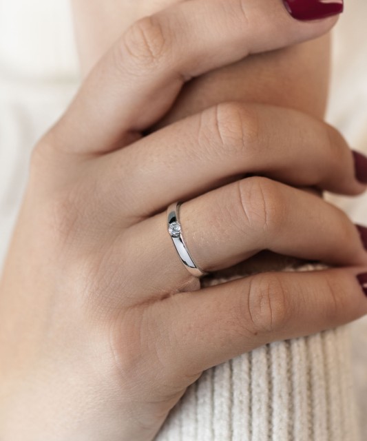 Valgest Kullast Sõrmus Tsirkoonidega