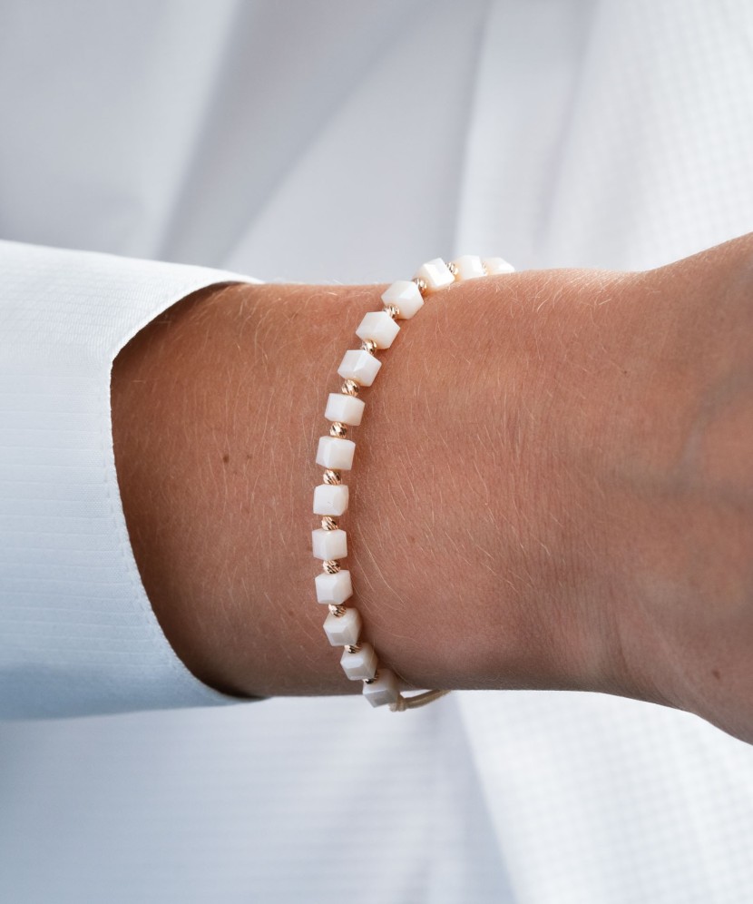 Kreemjas värv lõngast käevõru kulla ja oonüksiga