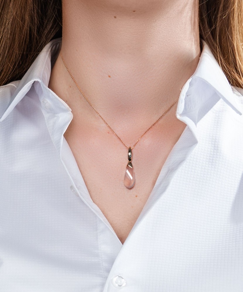 Kuldripats roosa kvartsiga